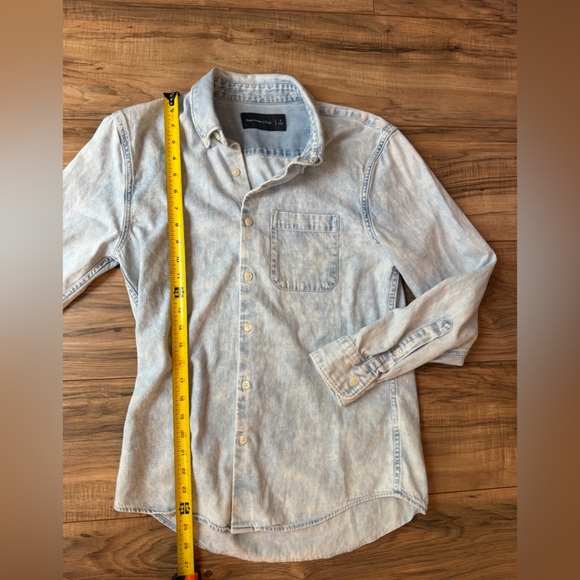 Abercrombie & Fitch Light Wash Blue Button-Down Shirt - Men’s size small - Picture 5 of 7
